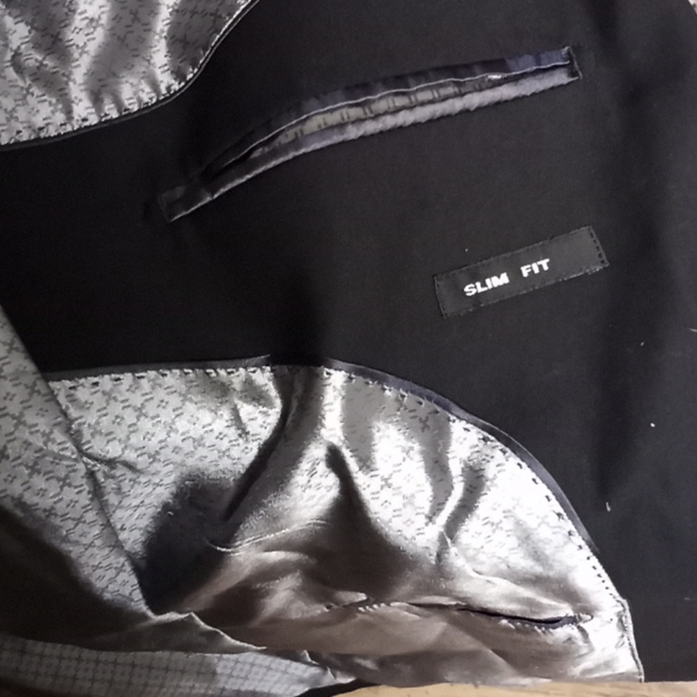 Suits - Picture 4 of 16